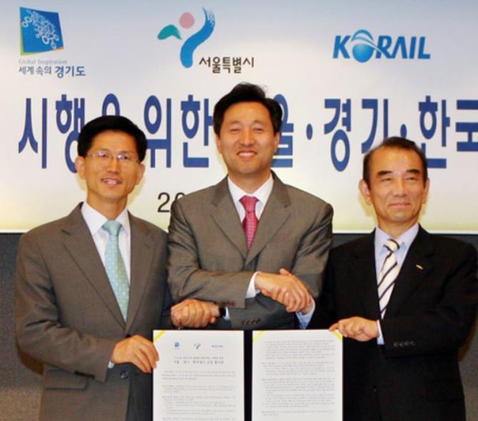 (Figure 12. In 2007, the three heads of local governments in the Seoul metropolitan area—Seoul, Incheon, and Gyeonggi—reached an agreement on the integration of the public transportation fare system. Copyright © Yonhap News)