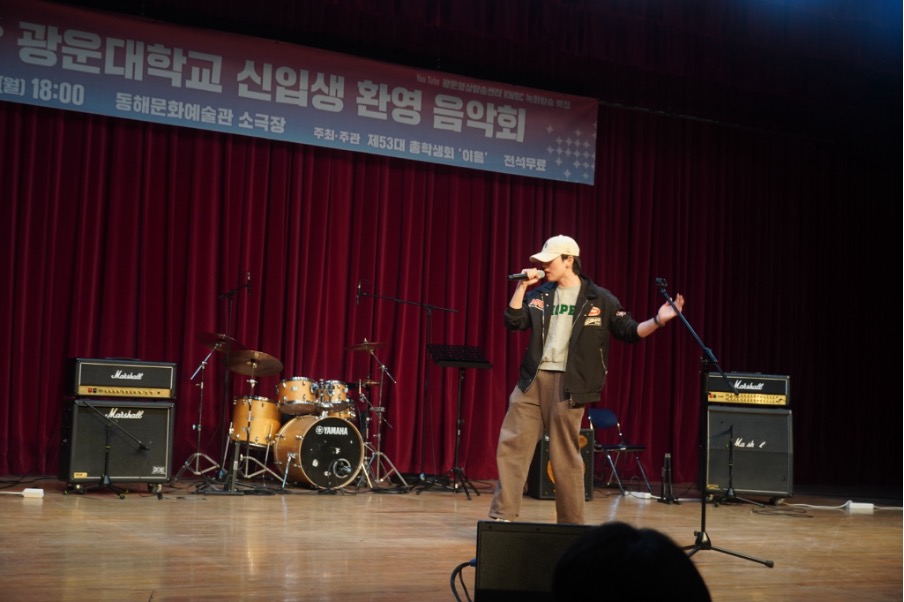 ▲ 무대에서 자신들의 이야기를 전하는 C-SPOT. 자료= 민인혜 기자